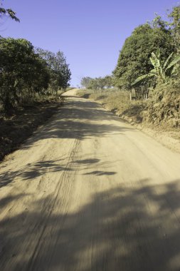 Dağlar ve dağ yolları.