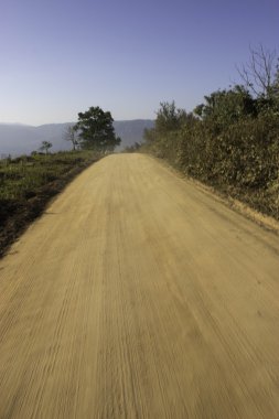 Dağlar ve dağ yolları.