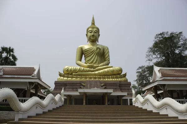 Wat Phrayai, THAILAND Mar 19 2015: "Arte e estátuas de Buda no Budismo". Ubonratchathani, Tailândia . — Fotografia de Stock