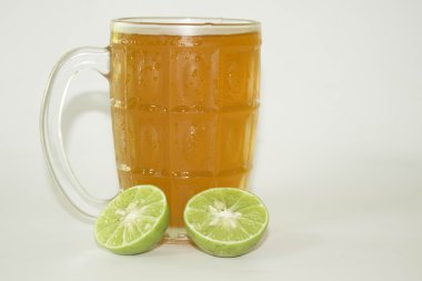 Beyaz bir arka plan üzerinde çay ve sebze suyu.