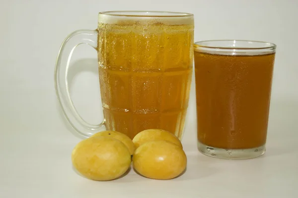 Té y jugo de verduras sobre un fondo blanco . — Foto de Stock