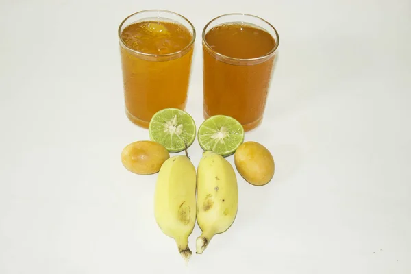 Té y jugo de verduras sobre un fondo blanco . — Foto de Stock