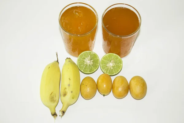 Sumo de chá e legumes em um fundo branco . — Fotografia de Stock