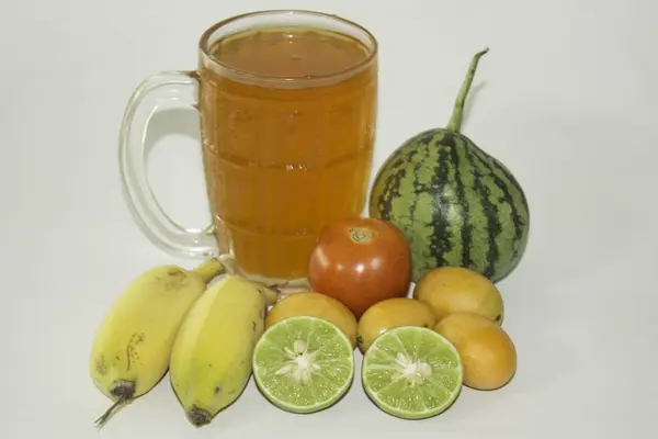 Frutas e produtos hortícolas com fundo branco . — Fotografia de Stock