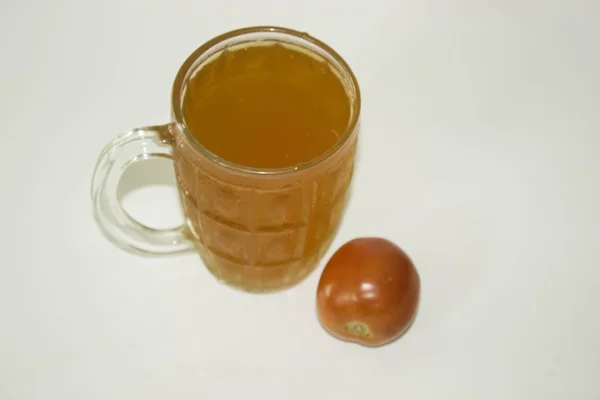 Beyaz bir arka plan üzerinde çay ve sebze suyu. — Stok fotoğraf