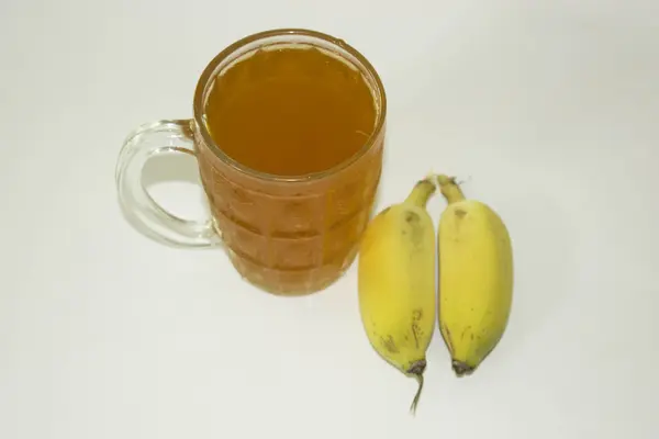 Sumo de chá e legumes em um fundo branco . — Fotografia de Stock