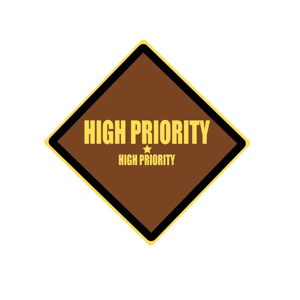 Hög prioritet gula stämpel text på brun bakgrund — Stockfoto