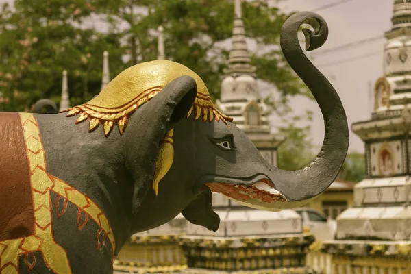 Standbeeld tempel Ubonratchathani Thailand op 5 April 2015 — Stockfoto