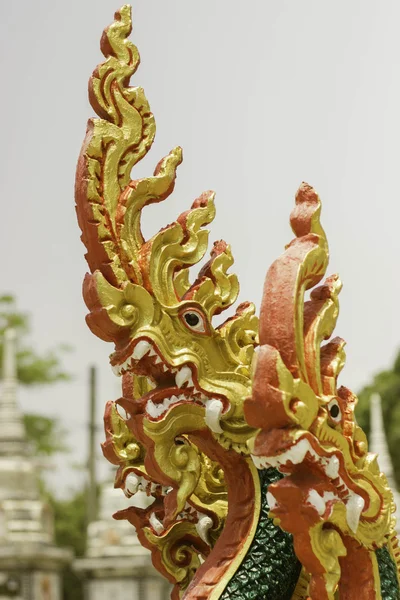 Ubonratchathani Thailand tempel dragon standbeeld op 5 April 2015 — Stockfoto