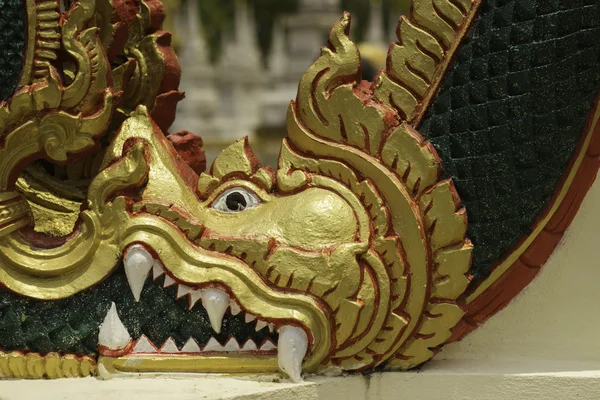 Dragon staty templet Ubonratchathani Thailand den 5 April 2015 — Stockfoto