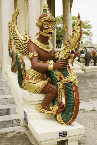 Garuda statua Tajlandia Ubonratchathani świątyni na 5 kwietnia 2015 — Zdjęcie stockowe