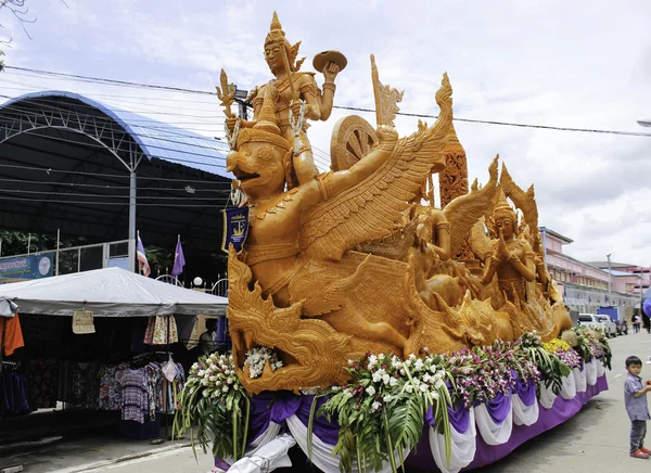 Svíčková festival Ubon Ratchathani, Thajsko-srpen 2: "svíčky jsou vytesané z vosku, Thajská umělecká forma voskového (Ubon svíček Festival 2015) 2. srpna 2015, Ubonratchathani, Thajsko — Stock fotografie