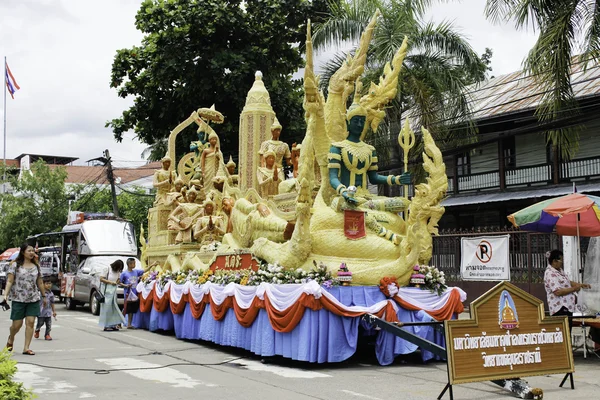 Svíčková festival Ubon Ratchathani, Thajsko-srpen 2: "svíčky jsou vytesané z vosku, Thajská umělecká forma voskového (Ubon svíček Festival 2015) 2. srpna 2015, Ubonratchathani, Thajsko — Stock fotografie