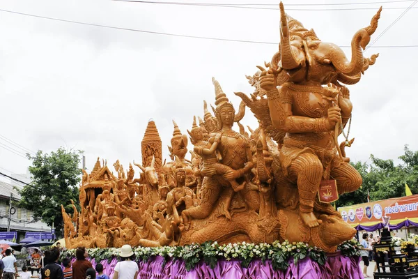 Candle Festival UBON RATCHATHANI, THAILAND - 2 de agosto: "As velas são esculpidas em cera, forma de arte tailandesa de cera (Ubon Candle Festival 2015) em 2 de agosto de 2015, UbonRatchathani, Tailândia — Fotografia de Stock