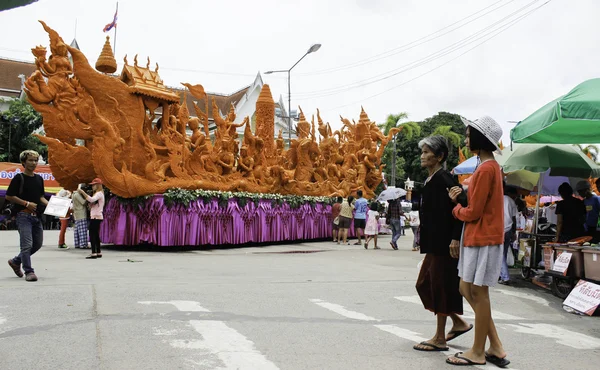 Svíčková festival Ubon Ratchathani, Thajsko-srpen 2: "svíčky jsou vytesané z vosku, Thajská umělecká forma voskového (Ubon svíček Festival 2015) 2. srpna 2015, Ubonratchathani, Thajsko — Stock fotografie