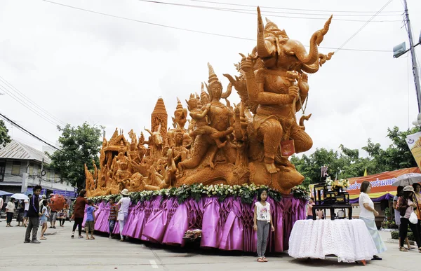 Festival des bougies UBON RATCHATHANI, THAÏLANDE - 2 août : "Les bougies sont taillées dans de la cire, forme d'art thaïlandais de la cire (Ubon Candle Festival 2015) le 2 août 2015, UbonRatchathani, Thaïlande — Photo