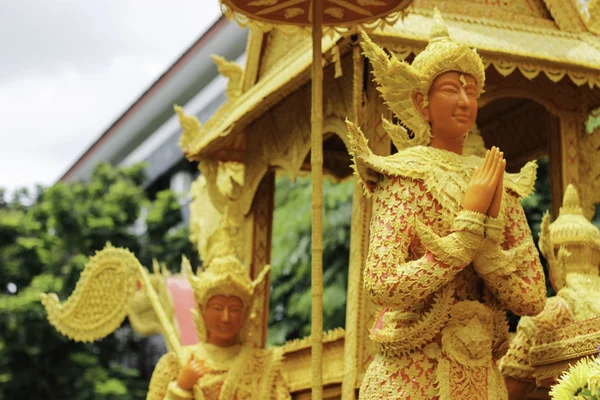 Festival des bougies UBON RATCHATHANI, THAÏLANDE - 2 août : "Les bougies sont taillées dans de la cire, forme d'art thaïlandais de la cire (Ubon Candle Festival 2015) le 2 août 2015, UbonRatchathani, Thaïlande — Photo