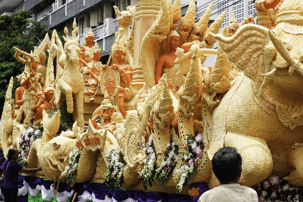 Kerzen festival ubon ratchathani, thailand - 2. august: "die kerzen sind aus wachs geschnitzt, thailändische kunstform aus wachs (ubon candle festival 2015) am 2. august 2015, ubonratchathani, thailand — Stockfoto