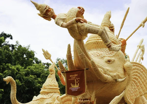 Svíčková festival Ubon Ratchathani, Thajsko-srpen 2: "svíčky jsou vytesané z vosku, Thajská umělecká forma voskového (Ubon svíček Festival 2015) 2. srpna 2015, Ubonratchathani, Thajsko — Stock fotografie