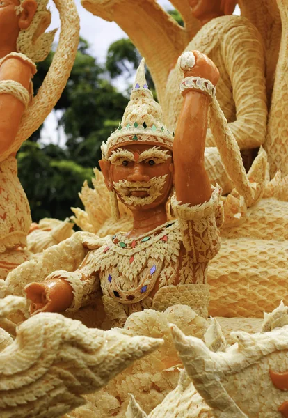 Festival Lilin UBON RATCHATHANI, THAILAND - 2 Agustus: "Lilin dipahat dari lilin, bentuk seni Thailand lilin (Ubon Candle Festival 2015) pada 2 Agustus 2015, UbonRatchathani, Thailand — Stok Foto