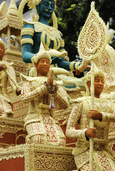 Svíčková festival Ubon Ratchathani, Thajsko-srpen 2: "svíčky jsou vytesané z vosku, Thajská umělecká forma voskového (Ubon svíček Festival 2015) 2. srpna 2015, Ubonratchathani, Thajsko — Stock fotografie