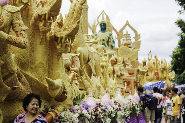 เทียนเทศกาลอูบุน ราชเทียน, ประเทศไทย - สิงหาคม 2: "เทียนถูกแกะสลักออกจากขี้ผึ้ง, รูปแบบศิลปะไทยของขี้ผึ้ง (เทศกาลเทียนอูบุน 2015) ในวันที่ 2 สิงหาคม ค.ศ. 2015 อูบุนราชธานี, ประเทศไทย — ภาพถ่ายสต็อก