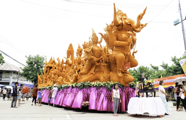 Svíčková festival Ubon Ratchathani, Thajsko-srpen 2: "svíčky jsou vytesané z vosku, Thajská umělecká forma voskového (Ubon svíček Festival 2015) 2. srpna 2015, Ubonratchathani, Thajsko — Stock fotografie