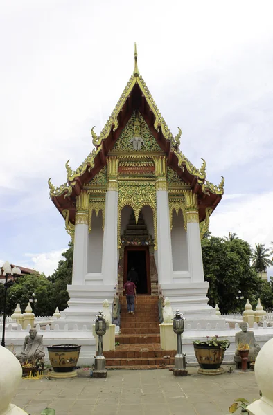 Wat thung srimuang 2. August 2015: "Kultstätten und Tempelkunst Thailands" ubonratchathani, thailand — Stockfoto