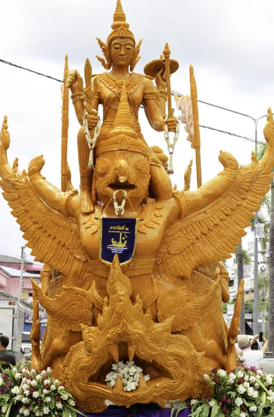 Festival des bougies UBON RATCHATHANI, THAÏLANDE - 2 août : "Les bougies sont taillées dans de la cire, forme d'art thaïlandais de la cire (Ubon Candle Festival 2015) le 2 août 2015, UbonRatchathani, Thaïlande — Photo