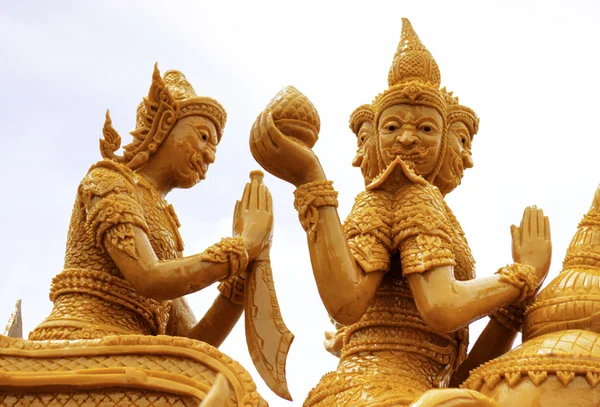 キャンドルフェスティバルウボンラチャタニ、タイ - 8月2日:「キャンドルはワックスから彫り出され、2015年8月2日にタイのウボンラチャタニにワックスのタイの芸術形式(ウボンキャンドルフェスティバル2015)が刻まれています。 — ストック写真