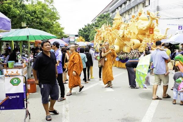 Festival des bougies UBON RATCHATHANI, THAÏLANDE - 2 août : "Les bougies sont taillées dans de la cire, forme d'art thaïlandais de la cire (Ubon Candle Festival 2015) le 2 août 2015, UbonRatchathani, Thaïlande — Photo