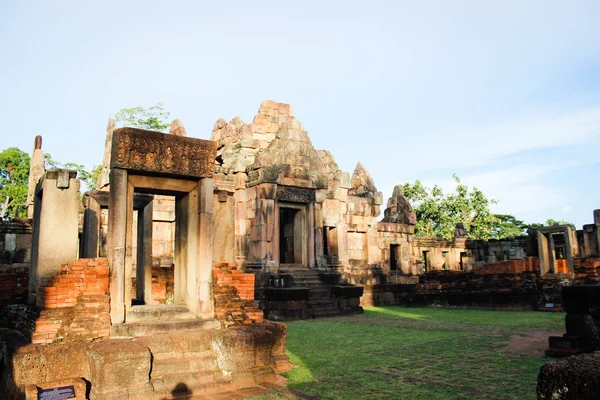 Prasat muang tam 18 august 2015: "stone castle" begräbnis thailand — Stockfoto