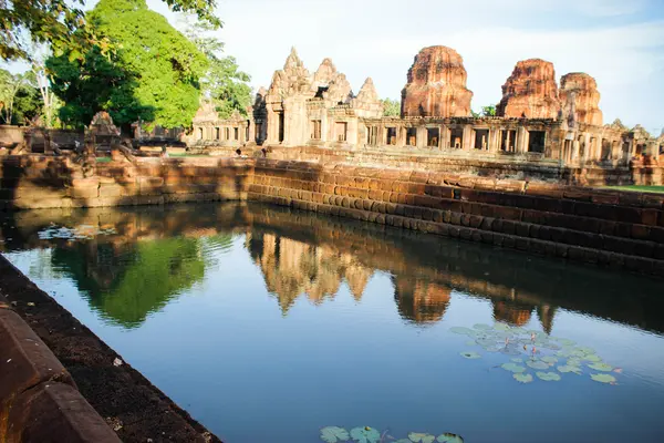 Prasat muang tam 18 august 2015: "stone castle" begräbnis thailand — Stockfoto