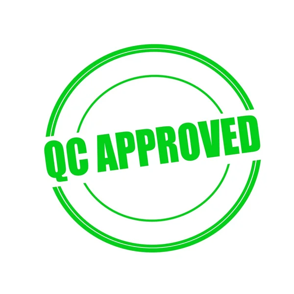 QC yeşil damga metni beyaz arka plan üzerinde daire üzerinde onaylı — Stok fotoğraf