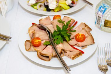 Fincan dilimlenmiş domuz.