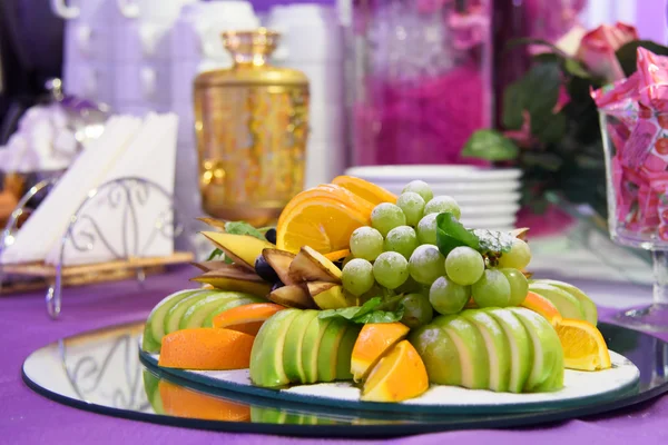 Dish with slices of fruits. — Stock Photo, Image