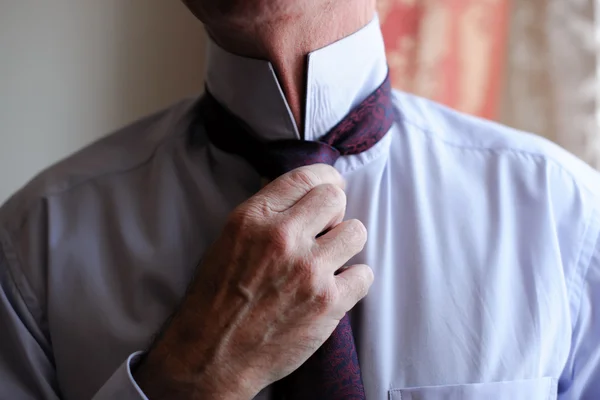 Anciano ata una corbata alrededor de su cuello . — Foto de Stock