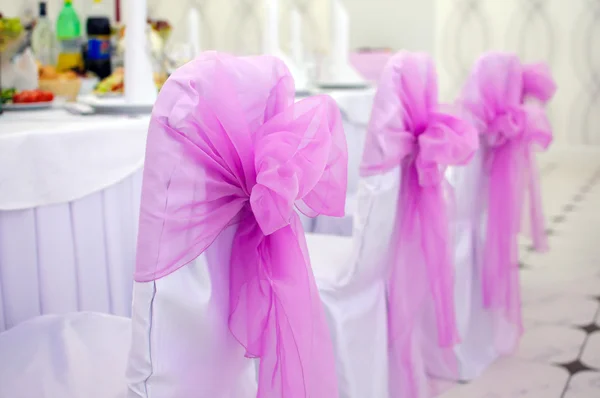 Chairs with pink bows. — Stock Photo, Image