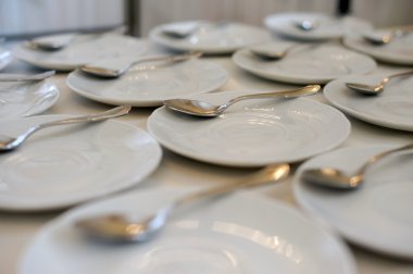 Beyaz tabak ve kaşık çay kahve için.