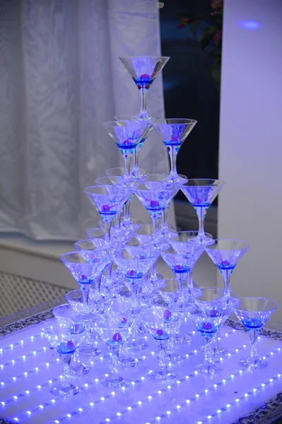 Pyramid from champagne glasses. — Stock Photo, Image