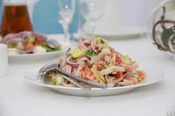 Çeşitli sebze salatası.