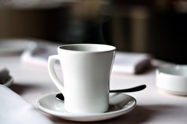 Bir kafede beyaz Kupası.