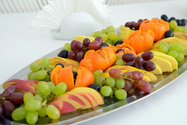 Feestelijke tabel met fruit. — Stockfoto