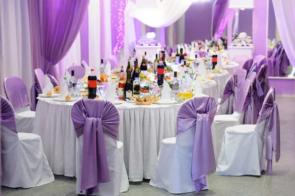 Mesa de banquete lilás com talheres e utensílios de mesa . — Fotografia de Stock