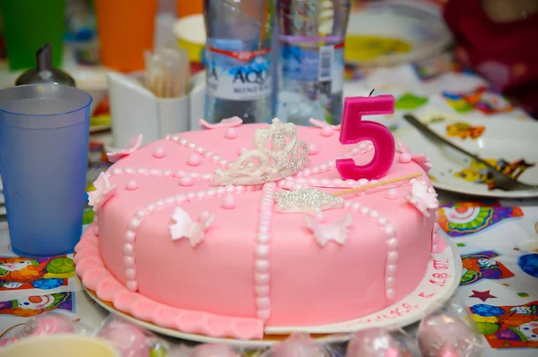 Pastel de cumpleaños rosa . — Foto de Stock