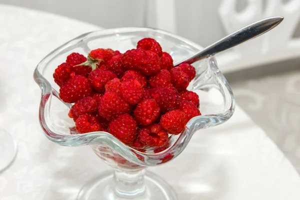 Himbeere Zum Dessert Beerenschmaus Auf Dem Tisch Zum Essen — Stockfoto