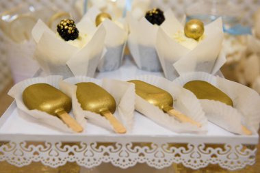 Tatil masasında çeşitli pastalar. Parti için yüksek kalorili tatlı..