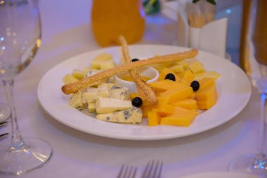 Aperatifler yemek masasında..