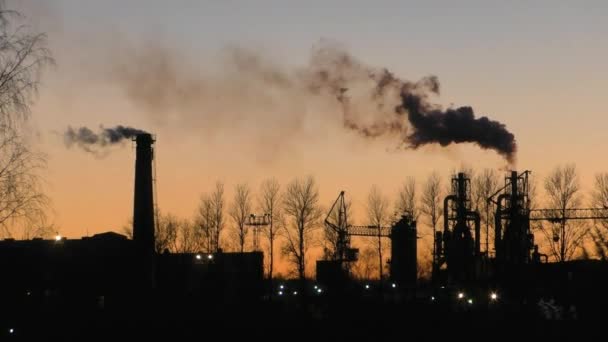 Kouřové Trubky Znečišťují Atmosféru Degradace Životního Prostředí Důsledku Karcinogenů Továrny — Stock video