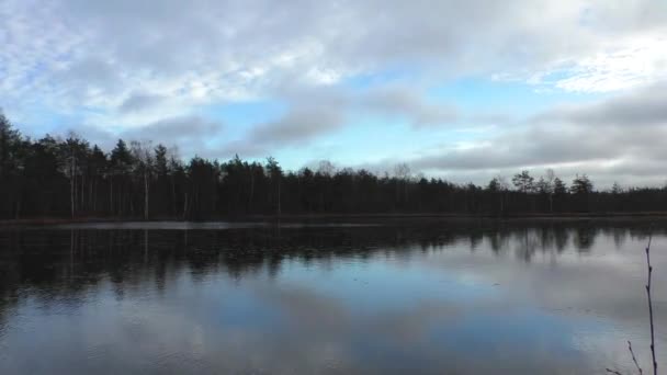 Tuyaux fumés polluant l'atmosphère. Dégradation de l'environnement due aux cancérogènes provenant de l'usine.